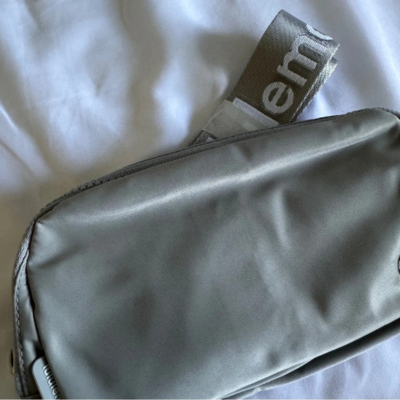 🆕🤍 Lululemon Everywhere Belt Bag - Silver Drop White Wordmark - Picture 2 of 7